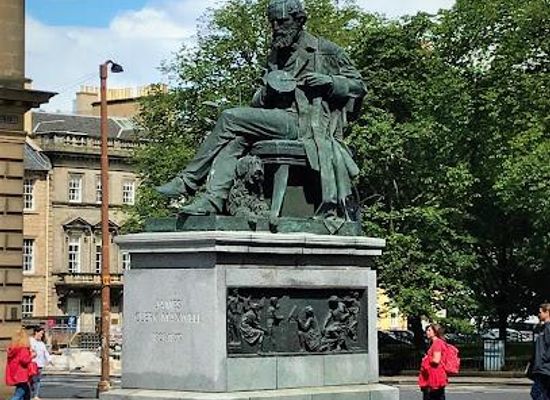 united-kingdom/stirlingshire/landmark/james-clerk-maxwell-statue