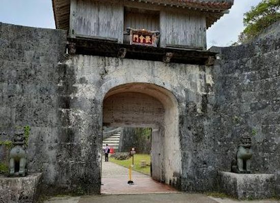 japan/okinawa/landmark/kankaimon