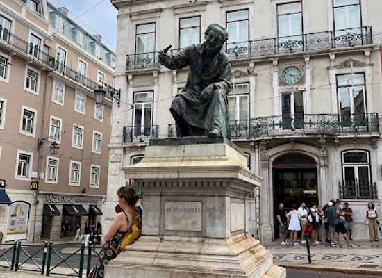 portugal/lisbon/landmark/statue-of-antonio-ribeiro
