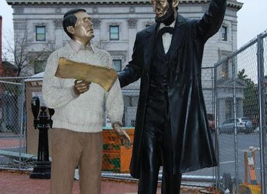 maryland/frederick/landmark/lincoln-statue-pointing-to-willis-house