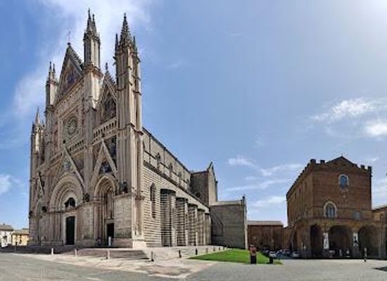 italy/umbria/landmark/piazza-del-duomo-24