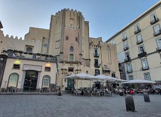 italy/campania/landmark/piazza-luigi-miraglia