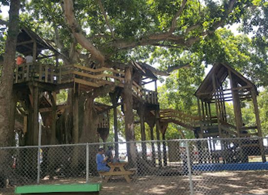 puerto-rico/aguadilla/landmark/parque-colon