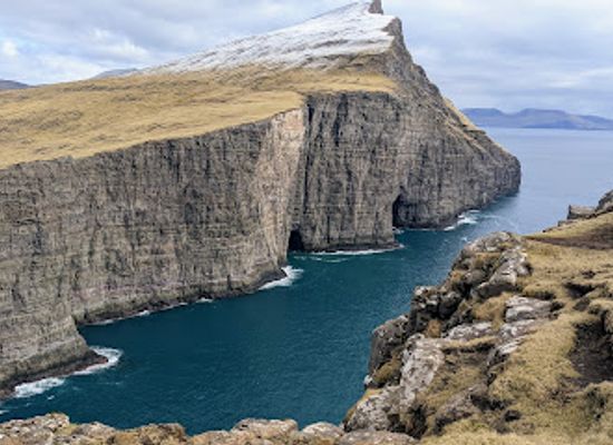 faroe-islands/sorvagur/landmark/slave-cliff-lake-above-the-ocean