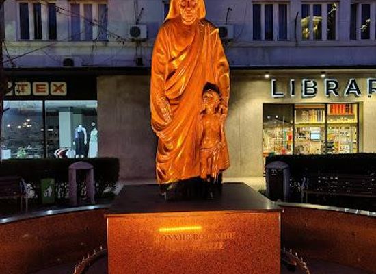 kosovo/mitrovica/landmark/mother-theresa-statue