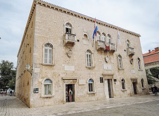 croatia/trogir/landmark/knezev-dvor