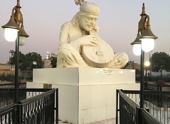 pakistan/sindh/landmark/statue-of-shah-abdul-latif-bhittai