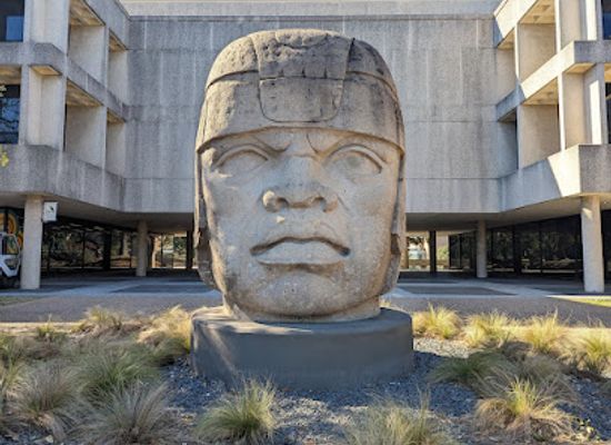 texas/central-texas/landmark/dolph-briscoe-center-for-american-history