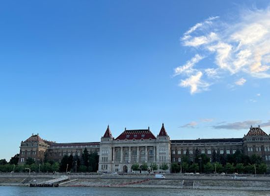 hungary/transdanubia/landmark/duna-cruises-budapest-sightseeing-boat-tours
