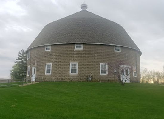iowa/cedar-valley/landmark/historic-round-barn