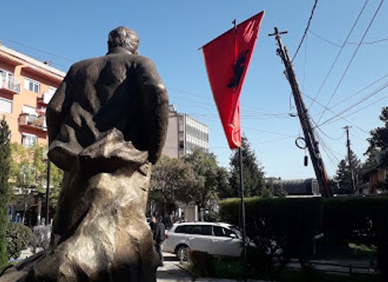 kosovo/peja/landmark/memoriali-adrian-krasniqi