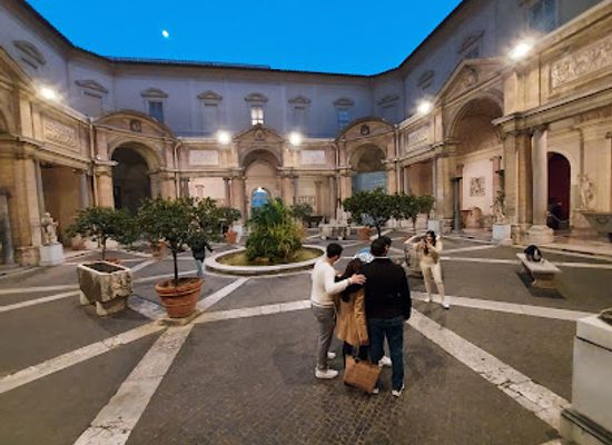 vatican-city/belvedere-courtyard/landmark/fontana-del-cortile-del-belvedere-dei-palazzi-vaticani