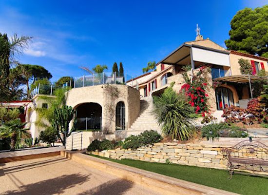 france/cassis-calanques/landmark/la-demeure-insoupconnee-chambres-d-hotes-et-gites-a-cassis-calanques-piscine-spa-massages