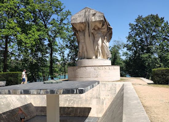 france/lyon/croix-rousse/landmark/monument-aux-morts-de-l-ile-du-souvenir