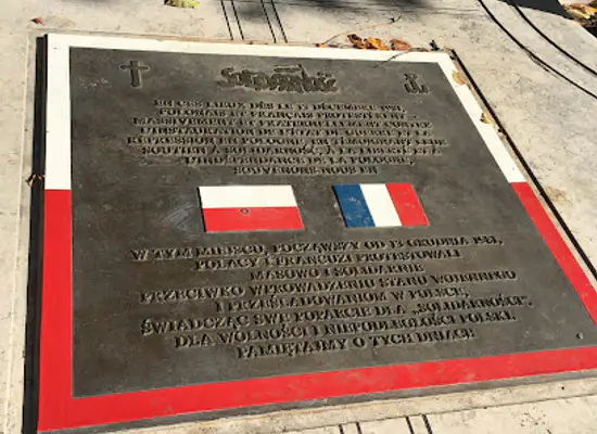 france/centre-val-de-loire/landmark/solidarnosc-monument