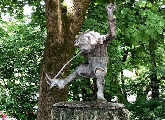 germany/munich/schwabing/landmark/pumucklbrunnen