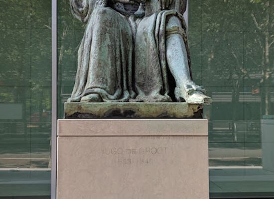 netherlands/the-hague/landmark/statue-of-hugo-de-groot