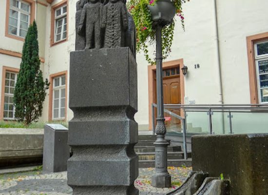 germany/koblenz/landmark/familienbrunnen-brunnen-der-generationen-koblenz-rudi-scheuermann-1980