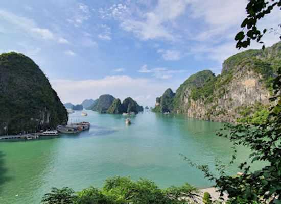 vietnam/ha-long-bay/landmark/ti-top-beach