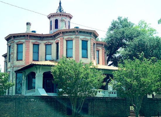 arkansas/texarkana/landmark/ace-of-clubs-house