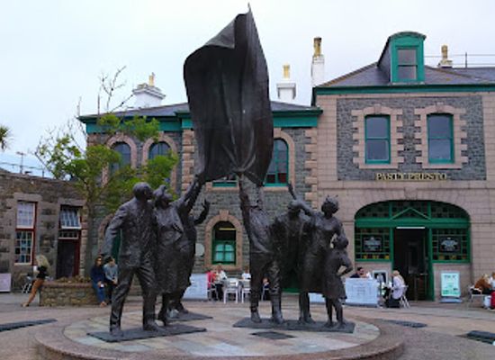 jersey/la-rocque-harbour/landmark/liberation-square