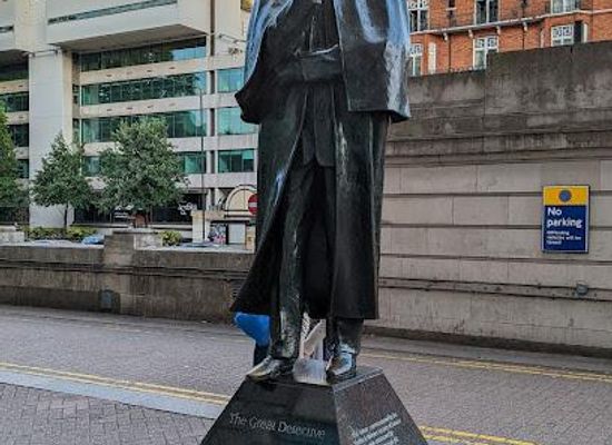 united-kingdom/london/landmark/sherlock-holmes-statue