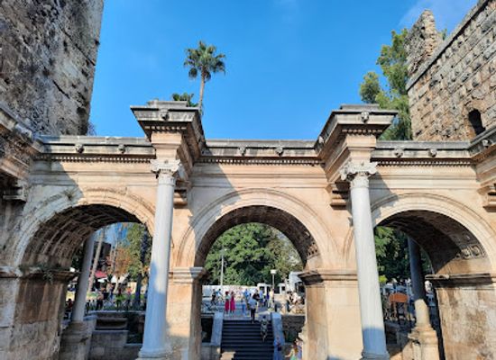 turkiye/antalya/landmark/uc-kapilar-girisi