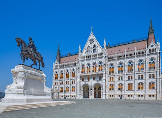 hungary/matra/landmark/attila-jozsef-statue