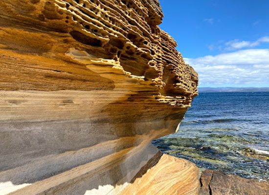australia/freycinet-national-park/landmark/painted-cliffs