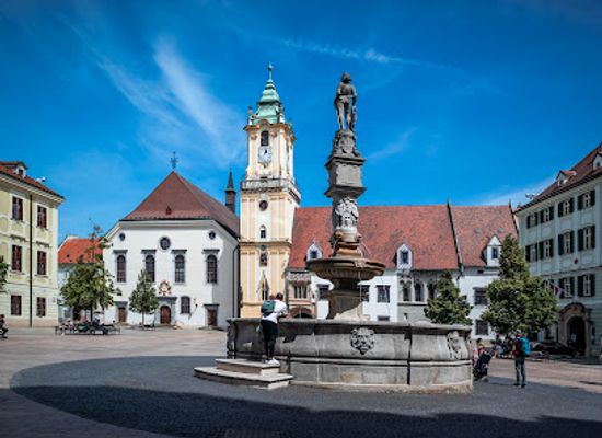 slovakia/bratislava/bratislava-castle-hrad/landmark/main-square
