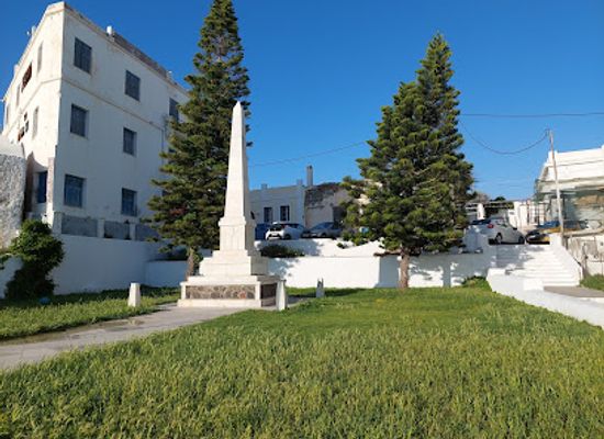 greece/naxos/landmark/heroes-monument