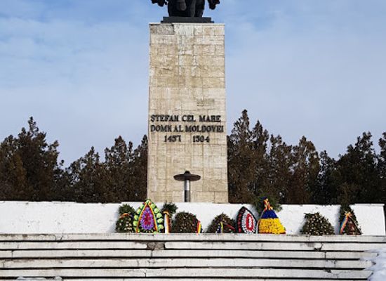 romania/vaslui/landmark/equestrian-statue-of-stephen-the-great-at-the-high-bridge