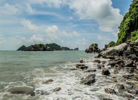 vietnam/cat-ba-island/landmark/bai-tam-cat-co-2