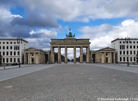 germany/brandenburg/landmark/tourist-information-at-brandenburg-gate