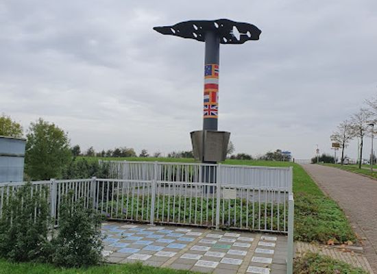 netherlands/hoeksche-waard/landmark/monument-luchtoorlog-hoeksche-waard