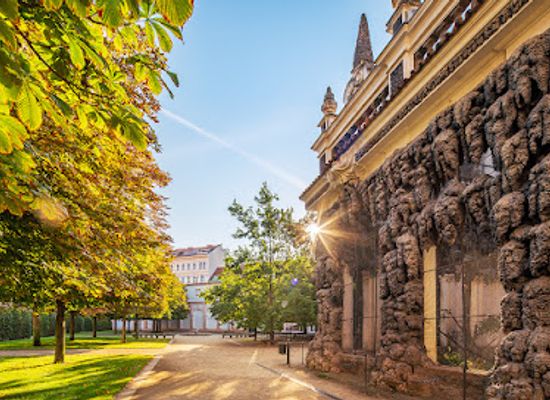 czechia/prague/mala-strana/landmark/dripstone-wall