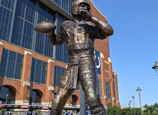 indiana/indianapolis/landmark/peyton-manning-statue