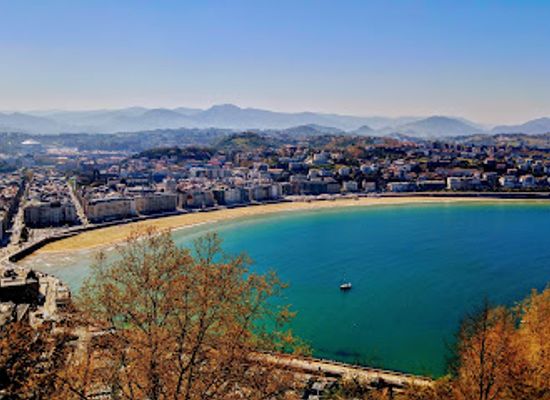 spain/san-sebastian/parte-vieja-old-town/landmark/jesusen-bihotza-estatua
