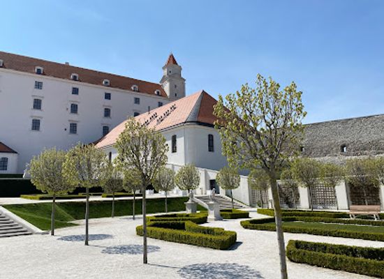 slovakia/bratislava/bratislava-castle-hrad/landmark/baroque-garden
