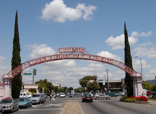 california/central-california/landmark/modesto-arch