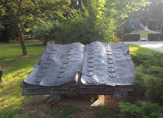 poland/krakow/landmark/book-commemorating-the-fowler-kings-reigning-in-1964-1999