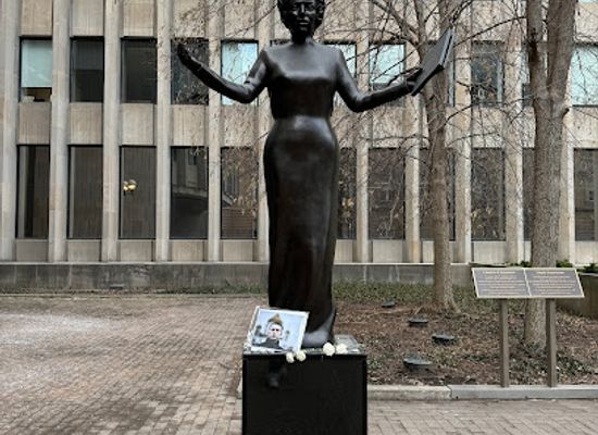 canada/toronto/landmark/sculpture-freedom-of-expression