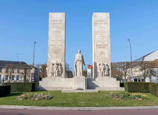 france/versailles/landmark/monument-de-la-gendarmerie-nationale