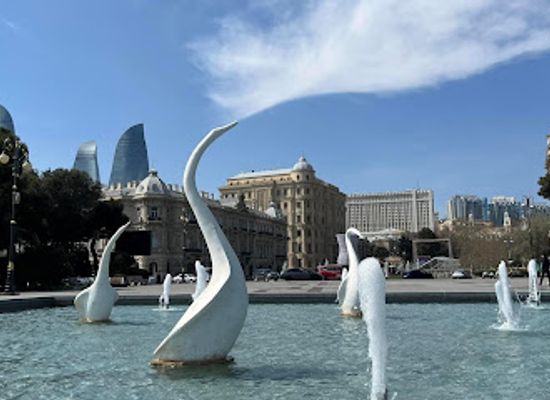 azerbaijan/baku/fountain-square/landmark/swans-fountain