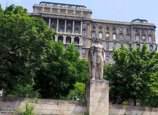 hungary/central-hungary/landmark/matyas-kiraly-marvanyoszlopa