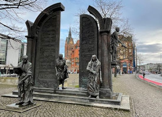 germany/hannover/sudstadt/landmark/gottingen-seven-monument