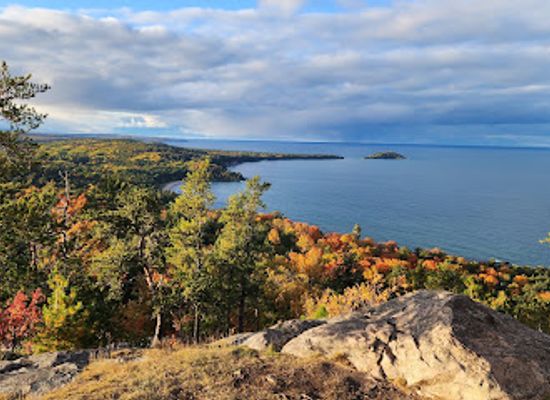 michigan/upper-peninsula/landmark/sugarloaf-mountain-observation-decks