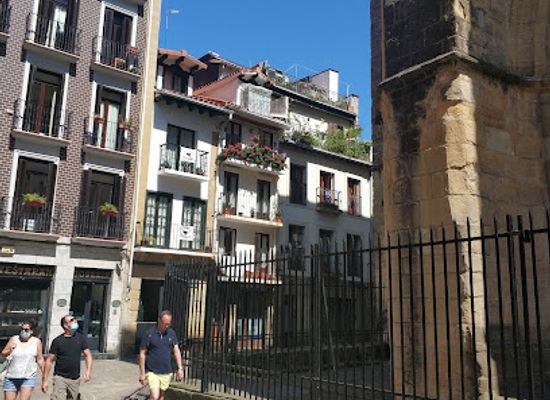 spain/san-sebastian/parte-vieja-old-town/landmark/trinitate-plaza