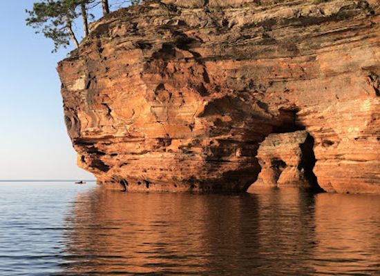 wisconsin/madeline-island/landmark/apostle-islands-kayaking-rustic-makwa-den