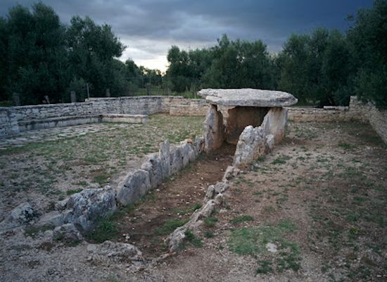 italy/apulia/landmark/dolmen-of-chianca